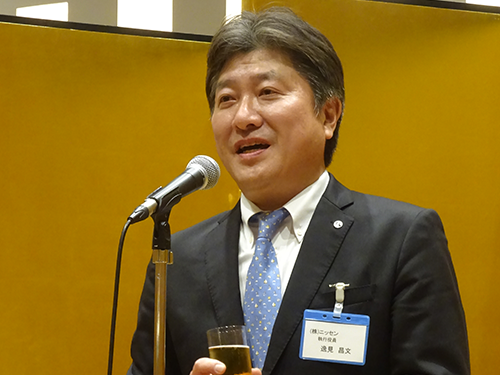 JADMAの関西賀詞交歓会であいさつするニッセンの逸見昌文執行役員（ホテルグランヴィア京都で）